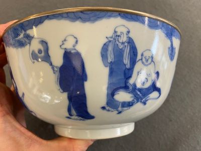 Bol en porcelaine de Chine 'Bleu de Hue' pour le Vietnam à décor de 18 luohans, marque Nei Fu 內府, 19ème — photo 4