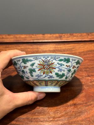 Bol en porcelaine de Chine doucai à décor de rinceaux de lotus, marque et époque Qianlong — photo 1