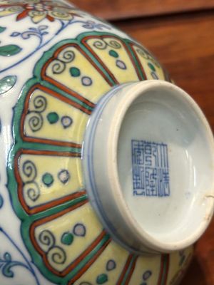 Bol en porcelaine de Chine doucai à décor de rinceaux de lotus, marque et époque Qianlong — photo 11