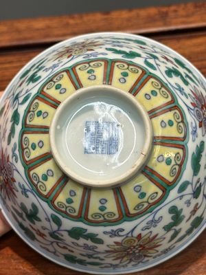 Bol en porcelaine de Chine doucai à décor de rinceaux de lotus, marque et époque Qianlong — photo 12