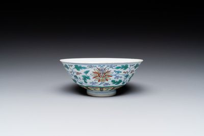 Bol en porcelaine de Chine doucai à décor de rinceaux de lotus, marque et époque Qianlong