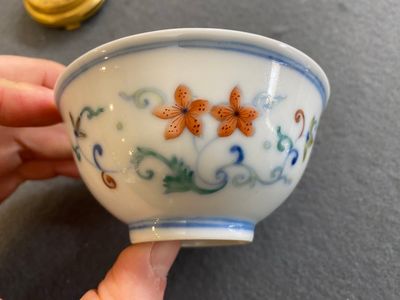 Bol en porcelaine de Chine doucai à décor floral, marque et probablement époque de Yongzheng — photo 6
