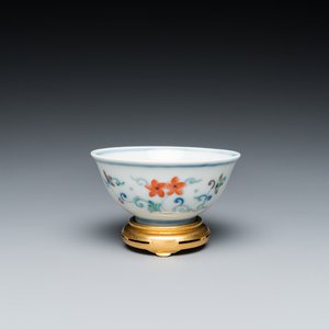 Bol en porcelaine de Chine doucai à décor floral, marque et probablement époque de Yongzheng — photo 1