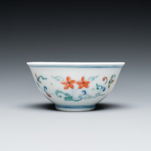 Bol en porcelaine de Chine doucai à décor floral, marque et probablement époque de Yongzheng — photo 4