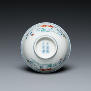 Bol en porcelaine de Chine doucai à décor floral, marque et probablement époque de Yongzheng — photo 7