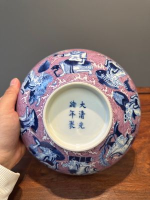 Bol en porcelaine de Chine en bleu, blanc et émaux rose à décor de huit immortels, marque et époque de Guangxu — photo 14