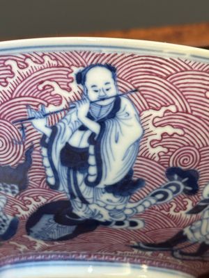 Bol en porcelaine de Chine en bleu, blanc et émaux rose à décor de huit immortels, marque et époque de Guangxu — photo 4
