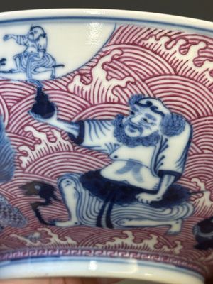 Bol en porcelaine de Chine en bleu, blanc et émaux rose à décor de huit immortels, marque et époque de Guangxu — photo 6