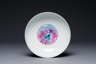 Bol en porcelaine de Chine en bleu, blanc et émaux rose à décor de huit immortels, marque et époque de Guangxu