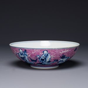 Bol en porcelaine de Chine en bleu, blanc et émaux rose à décor de huit immortels, marque et époque de Guangxu — photo 2