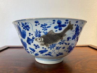 Bol en porcelaine de Chine en bleu, blanc et rouge de cuivre à décor de carpes, Kangxi — photo 3