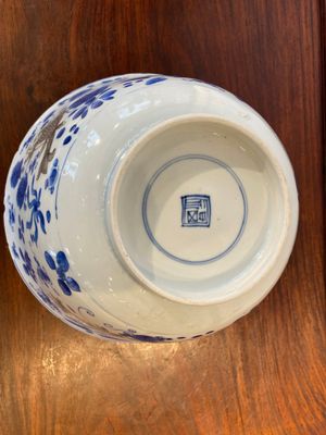 Bol en porcelaine de Chine en bleu, blanc et rouge de cuivre à décor de carpes, Kangxi — photo 6
