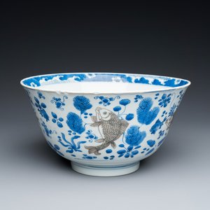 Bol en porcelaine de Chine en bleu, blanc et rouge de cuivre à décor de carpes, Kangxi — photo 1