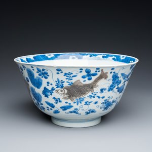 Bol en porcelaine de Chine en bleu, blanc et rouge de cuivre à décor de carpes, Kangxi — photo 2