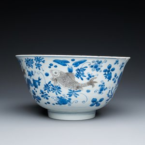 Bol en porcelaine de Chine en bleu, blanc et rouge de cuivre à décor de carpes, Kangxi — photo 7