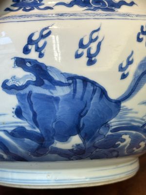 Bol en porcelaine de Chine en bleu et blanc à décor d'animaux mythiques, Kangxi — photo 18