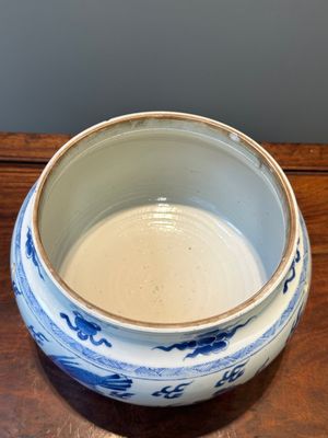 Bol en porcelaine de Chine en bleu et blanc à décor d'animaux mythiques, Kangxi — photo 2