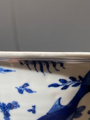 Bol en porcelaine de Chine en bleu et blanc à décor de carpes, marque de Chenghua, Kangxi — photo 15
