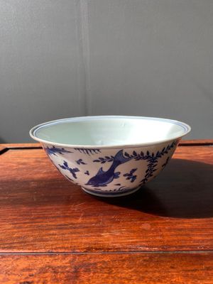 Bol en porcelaine de Chine en bleu et blanc à décor de carpes, marque de Chenghua, Kangxi — photo 2