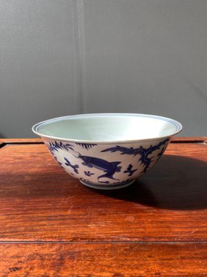 Bol en porcelaine de Chine en bleu et blanc à décor de carpes, marque de Chenghua, Kangxi — photo 3