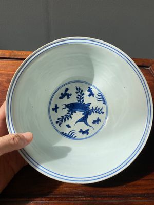 Bol en porcelaine de Chine en bleu et blanc à décor de carpes, marque de Chenghua, Kangxi — photo 4