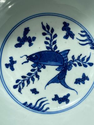 Bol en porcelaine de Chine en bleu et blanc à décor de carpes, marque de Chenghua, Kangxi — photo 5