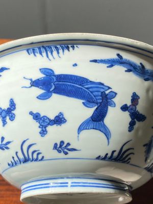 Bol en porcelaine de Chine en bleu et blanc à décor de carpes, marque de Chenghua, Kangxi — photo 6