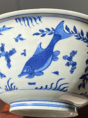 Bol en porcelaine de Chine en bleu et blanc à décor de carpes, marque de Chenghua, Kangxi — photo 8