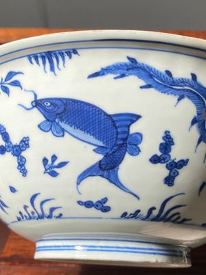 Bol en porcelaine de Chine en bleu et blanc à décor de carpes, marque de Chenghua, Kangxi — photo 9