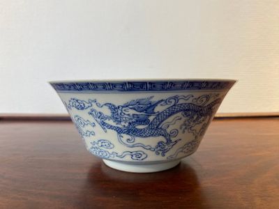 Bol en porcelaine de Chine en bleu et blanc à décor de dragons, marque de Yongzheng, 19/20ème — photo 1