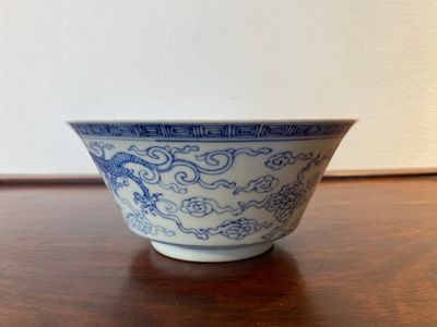 Bol en porcelaine de Chine en bleu et blanc à décor de dragons, marque de Yongzheng, 19/20ème — photo 2