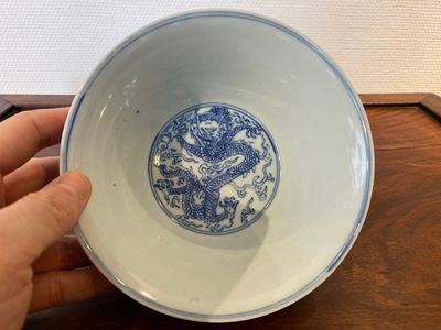 Bol en porcelaine de Chine en bleu et blanc à décor de dragons, marque de Yongzheng, 19/20ème — photo 4