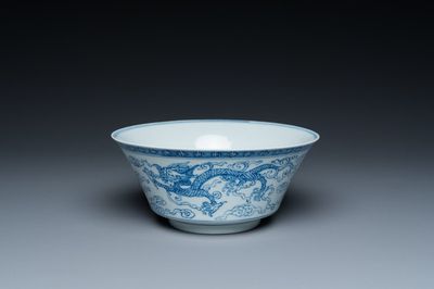 Bol en porcelaine de Chine en bleu et blanc à décor de dragons, marque de Yongzheng, 19/20ème