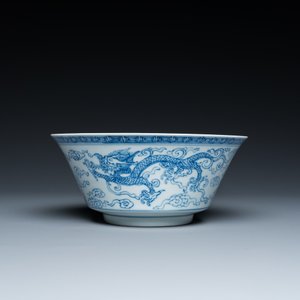 Bol en porcelaine de Chine en bleu et blanc à décor de dragons, marque de Yongzheng, 19/20ème — photo 2