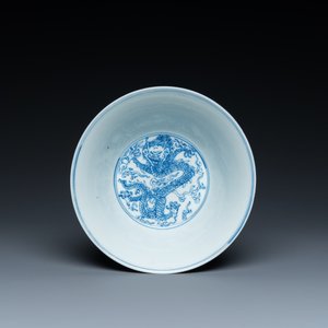 Bol en porcelaine de Chine en bleu et blanc à décor de dragons, marque de Yongzheng, 19/20ème — photo 6