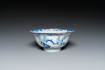 Bol en porcelaine de Chine en bleu et blanc à décor de fleurs de cerisier, Kangxi