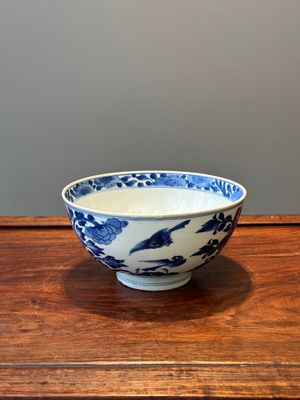 Bol en porcelaine de Chine en bleu et blanc à décor de fleurs et d'oiseaux, marque Shen De Tang Bo Gu Zhi 慎德堂博古製, Kangxi — photo 1