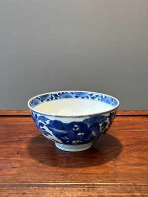 Bol en porcelaine de Chine en bleu et blanc à décor de fleurs et d'oiseaux, marque Shen De Tang Bo Gu Zhi 慎德堂博古製, Kangxi — photo 3