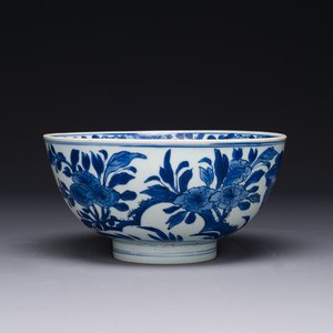 Bol en porcelaine de Chine en bleu et blanc à décor de fleurs et d'oiseaux, marque Shen De Tang Bo Gu Zhi 慎德堂博古製, Kangxi — photo 1
