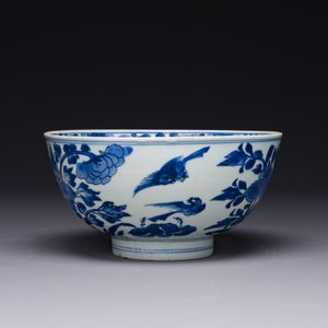 Bol en porcelaine de Chine en bleu et blanc à décor de fleurs et d'oiseaux, marque Shen De Tang Bo Gu Zhi 慎德堂博古製, Kangxi — photo 2