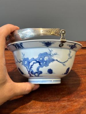Bol en porcelaine de Chine en bleu et blanc à décor de garçons jouant et de femmes, monté d'une anse en argent, marque de Chenghua, Kangxi — photo 2