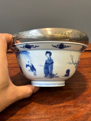 Bol en porcelaine de Chine en bleu et blanc à décor de garçons jouant et de femmes, monté d'une anse en argent, marque de Chenghua, Kangxi — photo 3