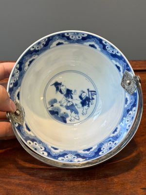 Bol en porcelaine de Chine en bleu et blanc à décor de garçons jouant et de femmes, monté d'une anse en argent, marque de Chenghua, Kangxi — photo 5