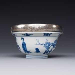 Bol en porcelaine de Chine en bleu et blanc à décor de garçons jouant et de femmes, monté d'une anse en argent, marque de Chenghua, Kangxi — photo 4