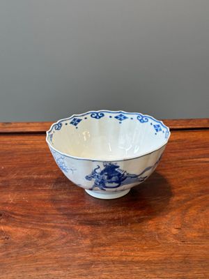Bol en porcelaine de Chine en bleu et blanc à décor de la chasse mongole, marque de Chenghua, Kangxi — photo 1