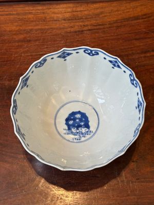 Bol en porcelaine de Chine en bleu et blanc à décor de la chasse mongole, marque de Chenghua, Kangxi — photo 4