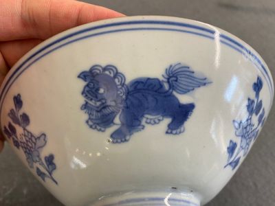 Bol en porcelaine de Chine en bleu et blanc à décor de lions bouddhistes, marque de Jiajing, Shunzhi — photo 3