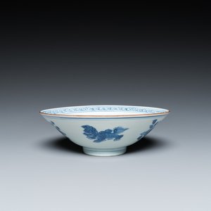 Bol en porcelaine de Chine en bleu et blanc à décor de lions bouddhistes, marque de Jiajing, Shunzhi — photo 1