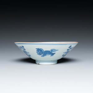 Bol en porcelaine de Chine en bleu et blanc à décor de lions bouddhistes, marque de Jiajing, Shunzhi — photo 3