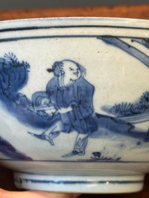 Bol en porcelaine de Chine en bleu et blanc à décor de personnages dans un paysage, marque de Chenghua, Chongzhen — photo 10